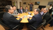 Reunião com o secretário estadual de Transportes discutiu a situação da rodovia Mogi-Bertioga e vistoria no local será realizada nesta quinta-feira (Guilherme Berti/PMMC)
