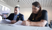 O prefeito Marcus Melo e a presidente do Fundo Social de Solidariedade, Karin Melo, foram juntos ao Palácio dos Bandeirante, para assinar os convênios (Junior Lago/ PMMC)