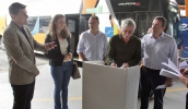 Prefeito Marcus Melo e o secretário José Luiz participaram da assinatura da ordem de serviço para a concessão do Terminal Rodoviário Geraldo Scavone (Guilherme Berti/PMMC)