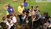 Plantio de árvores no parque Botyra teve a participação de alunos do CEIM do CEIM Richer Romano Neto, do secretário José Luiz e agentes municipais de trânsito (Guilherme Berti/PMMC)