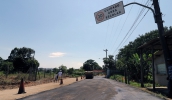A estrada principal da Chácara Santo Ângelo, que sempre foi de terra, começou a receber asfalto em alguns trechos a partir desta quinta-feira (Ney Sarmento/ PMMC)