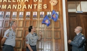 A coronel Mônica Puliti Dias Ferreira e o coronel Ronaldo Gonçalves Faro inauguram seus retratos, observados pelo comandante, coronel Wagner Tadeu da Silva Prado (Ney Sarmento/PMMC)