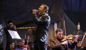 O tenor Rinaldo Viana se apresentou nesta quinta, ao lado da Orquestra Sinfônica Jovem de Mogi das Cruzes, com a participação do maestro Israel Cardoso (Ney Sarmento/PMMC)