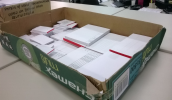 Folhas de papéis já utilizados são reaproveitados para a confecção de blocos de notas (foto: Vinícius Santana/PMMC)
