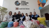 Equipe da Escola de Governo e Gestão da Prefeitura de Mogi das Cruzes arrecadou e separou por cor um grande volume de tampinhas, para o projeto Tampinha Solidária (Ney Sarmento/ PMMC)