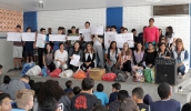 Equipe da Escola Estadual Aprígio de Oliveira preparou uma cerimônia para receber e entregar à presidente do Fundo Social tampinhas para o projeto Tampinha Solidária (Ney Sarmento/ PMMC)