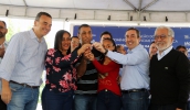 O prefeito Marcus Melo, ao lado dos secretários nacional e estadual de Habitação, Celso Matsuda e Flavio Amary, entrou as chaves da casa própria às famílias contempladas (Ney Sarmento/ PMMC)