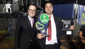 O maestro e coordenador do núcleo do projeto Pequenos Músicos, no Botujuru, e o monitor Felipe Sangali Gonçalves comemoram a conquista do grupo. (Foto: Divulgação/PMMC)