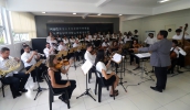 O culto teve também a participação do grupo musical Camerata da Sinfônica de Mogi das Cruzes, junto do coral Musicativa, sob regência do Maestro Lélis Gerson (Ney Sarmento/ PMMC)