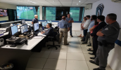 Grupo em visita à Sala de Monitoramento da Central Integrada de Emergências Públicas (foto: Divulgação/PMMC)