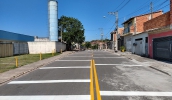 A rua Francisco Régis de Oliveira, no Residencial Itapeti, recebeu linhas de estímulo à redução de velocidade, próximo à escola Professora Maria Eugênia Fochi de Araújo (Divulgação)
