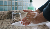 Mãos devem ser lavadas com água e sabão com frequência, principalmente após contato com outras pessoas, superfícies em geral e depois de tossir ou espirrar