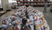 Os alimentos têm sido uns dos itens mais recebidos sob a forma de doações neste momento de pandemia, em que muitas empresas e pessoas têm adotado ações solidárias