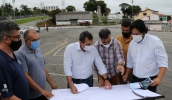 O prefeito assinou a ordem de serviço ao lado do vice-prefeito Juliano Abe e o secretário de Obras, Marcos Antônio Gomes da Cruz. (Foto: Ney Sarmento/PMMC)