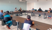 O secretário municipal de Assuntos Jurídicos, Sylvio Alkimin, recebeu mais um grupo de famílias que ocupa irregularmente uma área particular na Vila Cléo (Divulgação/ PMMC)