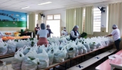 Os kits de alimentos têm produtos da agricultura familiar e itens de mercearia e são entregues de acordo com os protocolos de segurança. (Foto: Divulgação/PMMC)