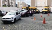 Drive-thru foi organizado pela Secretaria de Educação no Cemforpe a entrega de EPIs aos servidores. (Foto: Divulgação/PMMC)