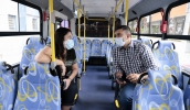 Prefeito Caio Cunha e a secretária municipal de Transportes, Cristiane Ayres, estiveram em um dos novos ônibus que passam a operar a partir desta quinta-feira (Divulgação/PMMC)