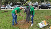 Funcionários da Secretaria Muncipal do Verde e Meio Ambiente participaram de plantios de mudas que ajudaram na neutralização (Divulgação/SVMA)
