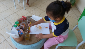 Os alunos produziram desenhos a partir das tintas que criaram com vegetais, estabelecendo uma conexão com a natureza. (Divulgação/PMMC)
