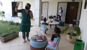 Elementos da natureza usados por alunos das turmas de Infantil II e III do CEIM Maria José Alves de Souza (CEIC Dó-Ré-Mi I) na oficina “Tintas naturais – Cores e sentidos”, promovida pela Escola . . .