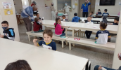 Cardápio diferenciado e brincadeiras para o Dia das Crianças na EM João Cardoso Pereira. (Divulgação/PMMC)