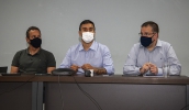Medidas foram anunciadas pelo prefeito Caio Cunha, acompanhado do secretário municipal de Finanças, Ricardo Abílio (à direita na foto), e do presidente da Câmara, Otto Rezende (Divulgação/PMMC)