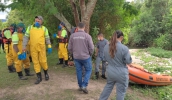 Após autorização concedida pelo DAEE, Prefeitura de Mogi, em parceria com o Corpo de Bombeiros, realizou nesta sexta-feira a remoção do lixo acumulado no Rio Tietê (SMSU/ PMMC)