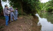 Após autorização concedida pelo DAEE, Prefeitura de Mogi, em parceria com o Corpo de Bombeiros, realizou nesta sexta-feira a remoção do lixo acumulado no Rio Tietê (Pedro Chavedar/ PMMC)