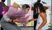 A vice-prefeita Priscila Yamagami Kähler e outras autoridades receberam trabalhos produzidos pelos alunos das duas unidades. (Pedro Chavedar/PMMC)