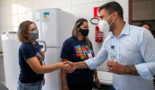 Caio Cunha valorizou o trabalho das entidades subvencionadas e cumprimentou as equipes durante a visita às unidades. (Pedro Chavedar/PMMC)
