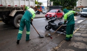 Equipes da Secretaria de Infraestrutura Urbana iniciaram os trabalhos de rescaldo da forte chuva desta quinta-feira ontem mesmo e os trabalhos continuam (Pedro Chavedar/ PMMC)