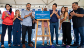 A placa do lançamento da pedra fundamental da obra, descerrada pelas autoridades, marcou o início deste projeto inédito no Alto Tietê. (Pedro Chavedar/PMMC)