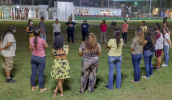 A oficina Jogos com elementos da natureza e com o corpo, realizada na noite desta quarta (27/04), abriu a programação. (Gustavo Faria)