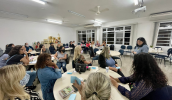 Os grupos foram organizados de acordo com o ano que o professor leciona. Neste ano, a Secretaria Municipal de Educação está retomando os cursos presenciais, aproximando os formadores dos professores. . . .