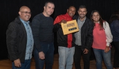 Empreendedor de rua mostra sua licença ao lado do prefeito Caio Cunha e dos vereadores Marcos Furlan, Malu Fernandes e Pastor Osvaldo (Divulgação/PMMC)