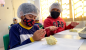 Na quarta-feira (25/05), os alunos do 3º ano do ensino fundamental da EM Prof. João Cardoso Pereira, em Sabaúna, colocaram a mão na massa. (Divulgação/PMMC)