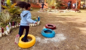 Em um circuito de atividades, os alunos se movimentaram entre corridas e saltos, vivenciando a natureza em todo o espaço da Escola Ambiental. (Divulgação/PMMC)