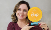 A professora Luciana Marchi foi uma das 10 selecionadas pela premiação em todo o Brasil e destaca a importância do trabalho em equipe. (Divulgação/PMMC)