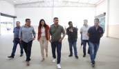 Caio Cunha e Priscila Yamagami Kähler apresentaram a estrutura do Centro de Convenções às autoridades presentes (Divulgação/PMMC)