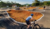 Pista Pump Track no Parque Leon Feffer foi entregue nesta sexta-feira - é o segundo equipamento deste tipo em Mogi das Cruzes (Divulgação/PMMC).