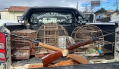 Trabalho da Patrulha Ambiental permitiu a apreensão de equipamentos utilizados para a caça ilegal de animais silvestres, como espingardas e gaiolas (Divulgação)