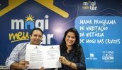 A prefeita em exercício, Priscila Yamagami Kähler, ao lado do coordenador de Habitação, Rogério Dirks Lessa, assinou o decreto que institui o Cadastro Municipal de Habitação (Pedro Chavedar/ PM . . .