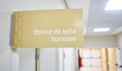 Equipe do Banco de Leite Humano presta orientação às mães sobre doação (foto: Divulgação/PMMC)