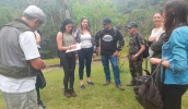 Participantes do curso de Educadores Ambientais realizam atividade no Parque Municipal, localizado na serra do Itapeti (Divulgação/PMMC)