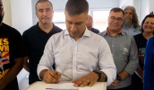 Prefeito Caio Cunha assinou na manhã desta quinta-feira a ordem de serviço para o início das obras de reforma da Vila Dignidade (Pedro Chavedar/ PMMC)