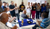 Cerimônia de assinatura da OS para o início da reforma da Vila Dignidade foi realizada no salão de festas do equipamento, com café da manhã para os idosos residentes (Pedro Chavedar/ PMMC)