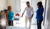 Prefeito Caio Cunha, ao lado da secretária de Assistência Social, Celeste Gomes, visitou casas na Vila Dignidade, para verificar as condições e reformas necessárias (Pedro Chavedar/ PMMC)