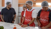 O presidente do Fundo Social de Mogi, Márcio Maldonado, acompanhou a aula de gastronomia feita em Mogi por alunos de Diadema do projeto Comida da Cidade (Divulgação/ PMMC)