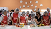 Grupo de Diadema do projeto Comida da Cidade esteve em Mogi, na cozinha da Escola de Empreendedorismo e Inovação, para uma aula sobre preparo de hambúrguer (Divulgação/ PMMC)